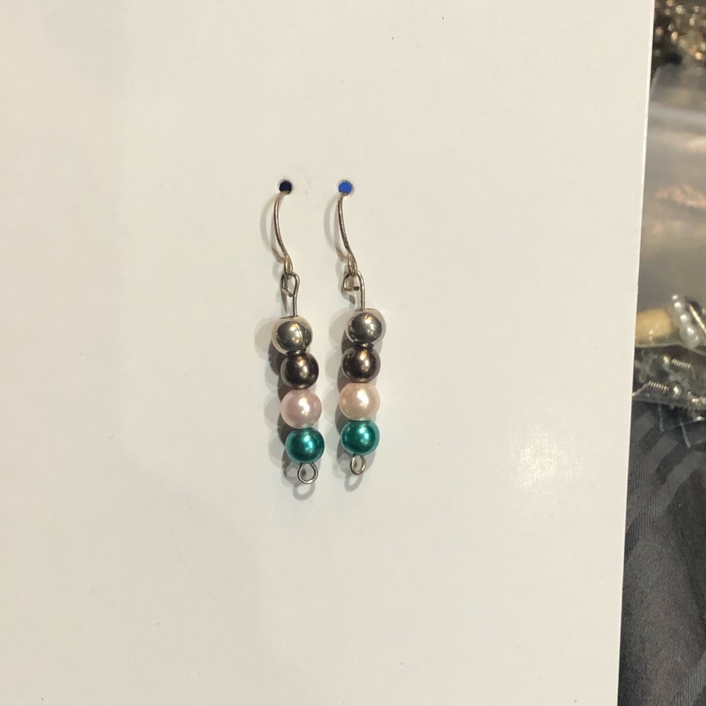 Dangle earrings NEW Boutique